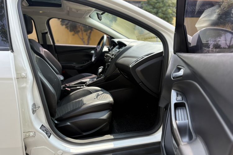 Used Ford Focus 2015 Sedan EcoBoost 125 Automatic Supreme Style Edition Right Front Seat