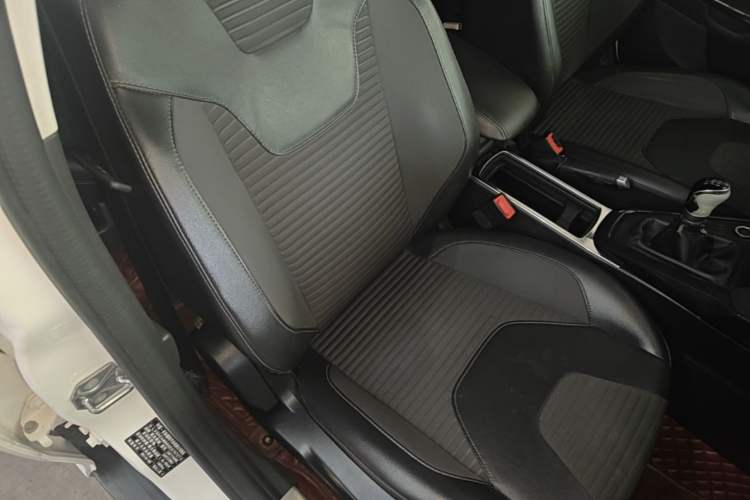 Used Ford Focus 2015 Hatchback EcoBoost 125 Manual – Ultra-Style Edition Right Front Seat