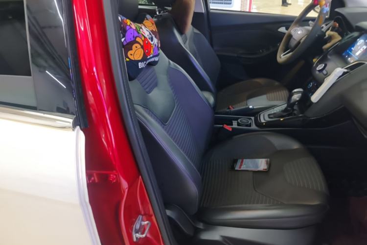 Used Ford Focus 2015 Hatchback EcoBoost 125 Automatic Supreme Style Edition Right Front Seat