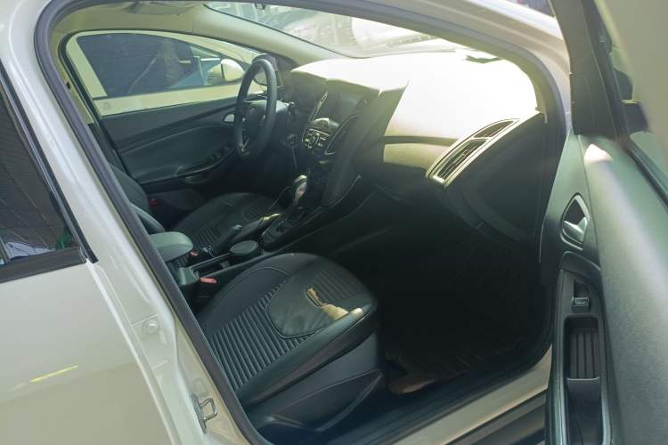 Used Ford Focus 2015 Hatchback 1.6L Automatic Fashion Edition Right Front Seat