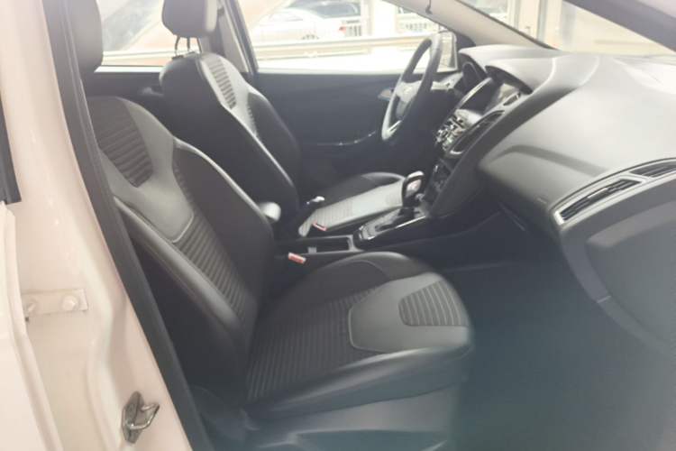 Used Ford Focus 2015 Sedan EcoBoost 125 Automatic Supreme Style Edition Right Front Seat