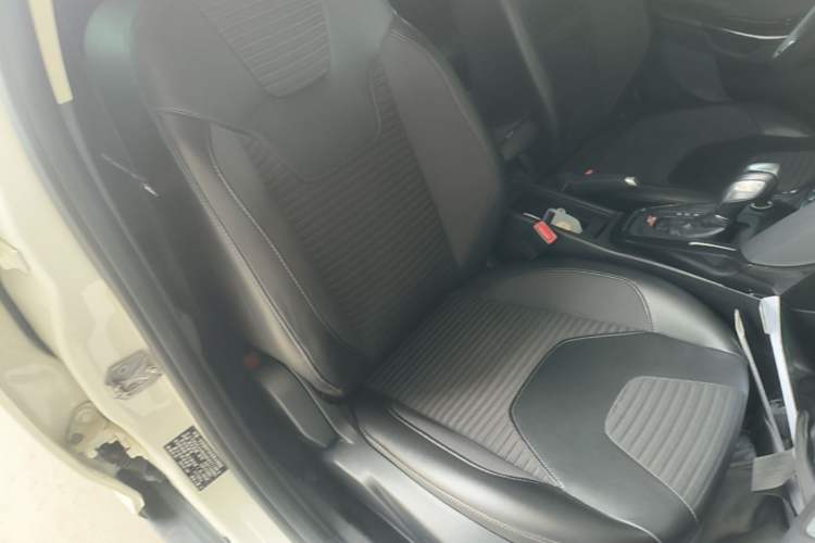 Used Ford Focus 2015 Hatchback EcoBoost 125 Automatic Supreme Style Edition Right Front Seat
