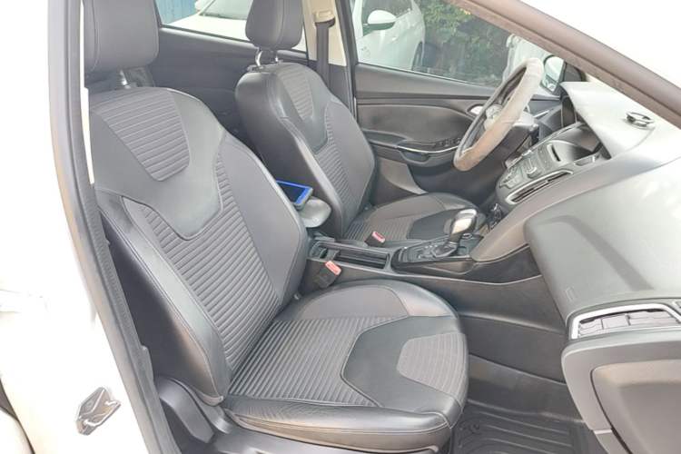 Used Ford Focus 2015 Hatchback EcoBoost 125 Automatic Supreme Style Edition Right Front Seat