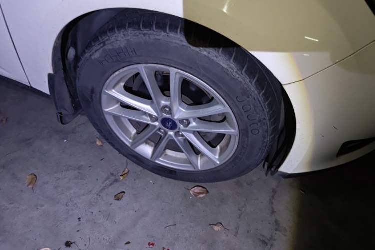 Used Ford Focus 2015 Hatchback 1.6L Automatic Fashion Edition Right Front Wheel Hub