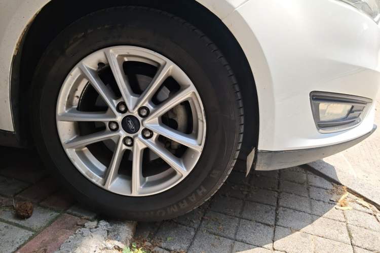 Used Ford Focus 2015 Sedan EcoBoost 125 Automatic Supreme Style Edition Right Front Wheel Hub
