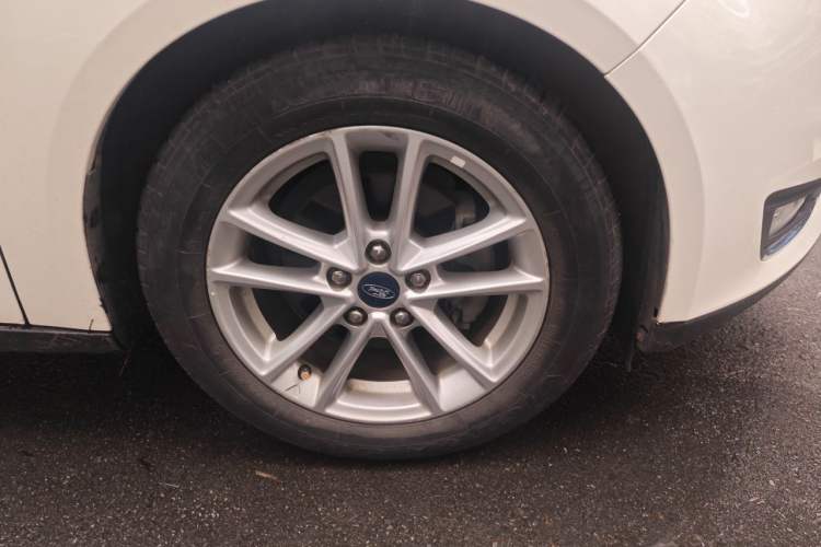 Used Ford Focus 2015 Hatchback EcoBoost 125 Automatic Supreme Style Edition Right Front Wheel Hub