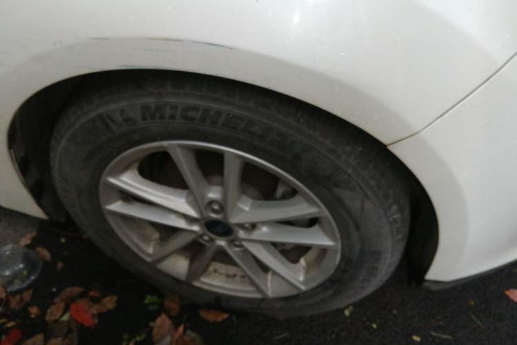 Used Ford Focus 2015 Hatchback EcoBoost 125 Automatic Supreme Style Edition Right Front Wheel Hub