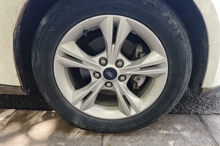 Used Ford Focus 2015 Hatchback 1.6L Automatic Comfort Model Right Front Wheel Hub