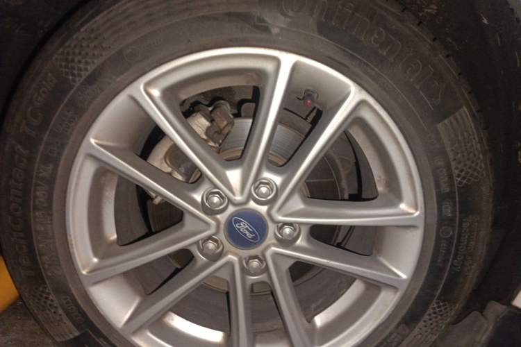 Used Ford Focus 2015 Hatchback EcoBoost 125 Automatic Supreme Style Edition Right Front Wheel Hub