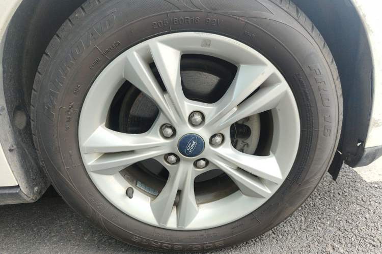 Used Ford Focus 2015 Sedan 1.6L Automatic Comfort Model Right Front Wheel Hub
