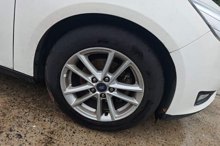 Used Ford Focus 2015 Sedan EcoBoost 180 Automatic Elite Model Right Front Wheel Hub