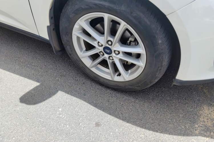 Used Ford Focus 2015 Hatchback EcoBoost 125 Manual – Ultra-Style Edition Right Front Wheel Hub