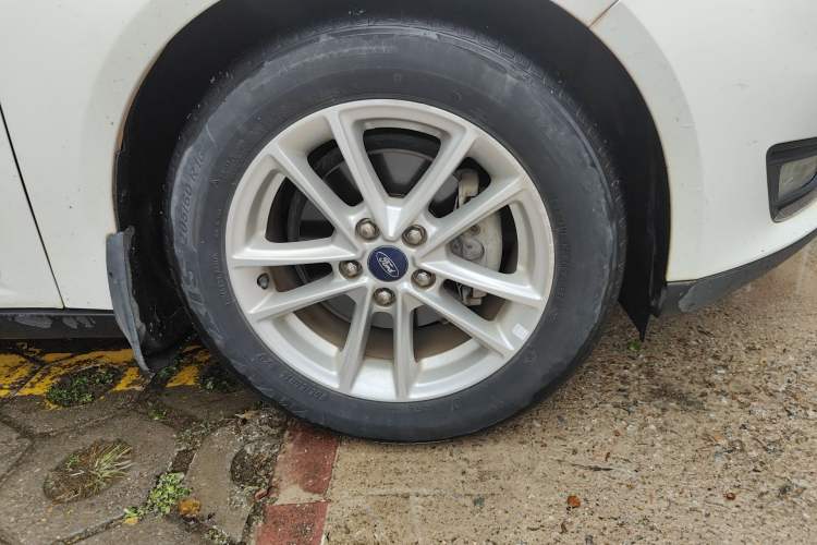 Used Ford Focus 2015 Sedan 1.6L Automatic Trend Model Right Front Wheel Hub