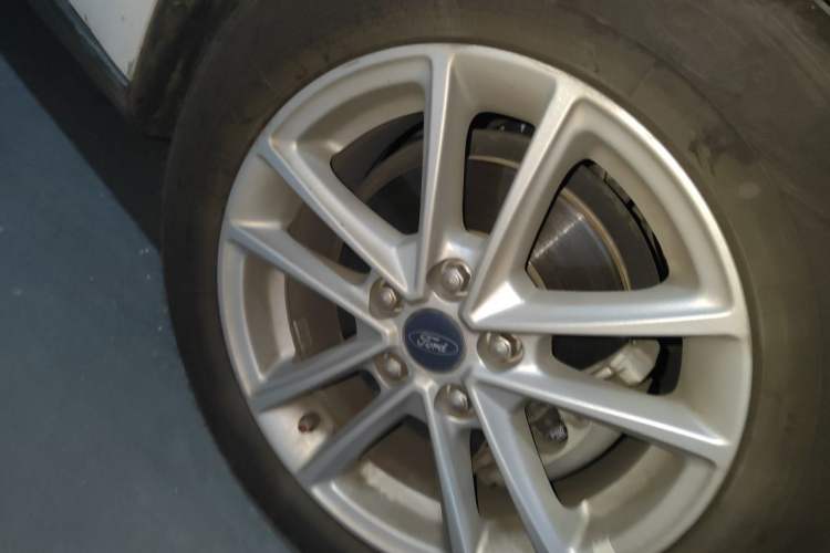 Used Ford Focus 2015 Sedan EcoBoost 180 Automatic Elite Model Right Front Wheel Hub