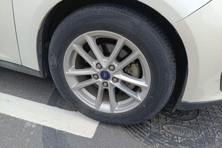 Used Ford Focus 2015 Hatchback 1.6L Automatic Fashion Edition Right Front Wheel Hub