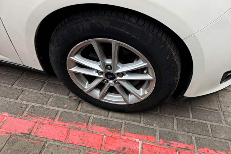 Used Ford Focus 2015 Hatchback 1.6L Automatic Fashion Edition Right Front Wheel Hub