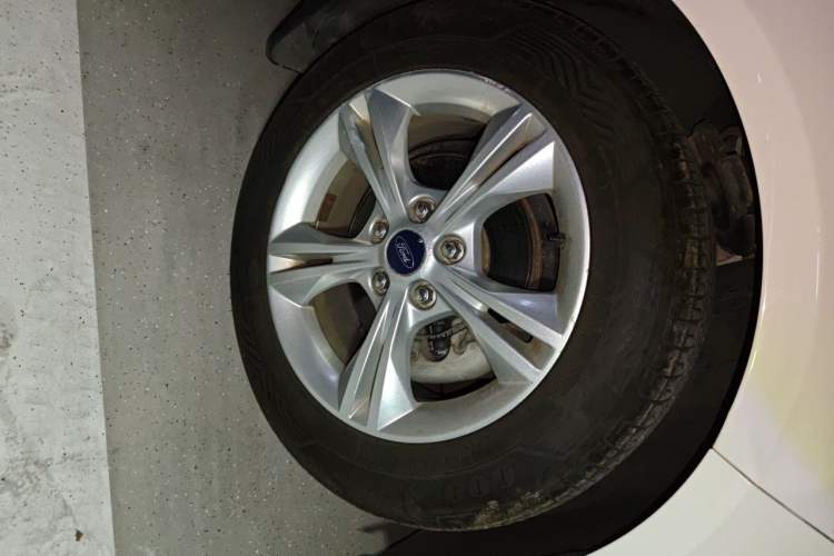 Used Ford Focus 2015 Sedan 1.6L Automatic Comfort Model Right Front Wheel Hub