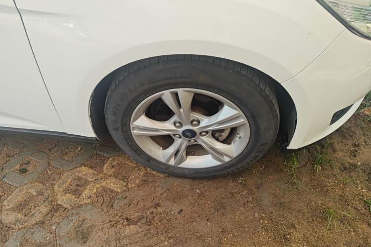 Used Ford Focus 2015 Sedan 1.6L Automatic Comfort Model Right Front Wheel Hub