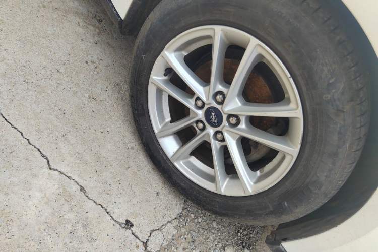 Used Ford Focus 2015 Hatchback EcoBoost 125 Automatic Supreme Style Edition Right Front Wheel Hub