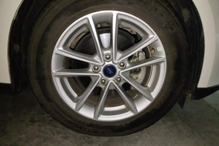 Used Ford Focus 2015 Sedan EcoBoost 125 Automatic Supreme Style Edition Right Front Wheel Hub