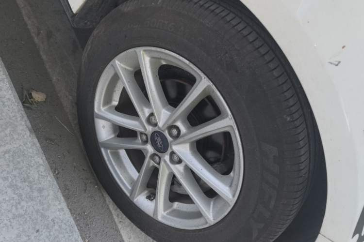 Used Ford Focus 2015 Sedan EcoBoost 125 Manual – Ultra-Style Edition Right Front Wheel Hub