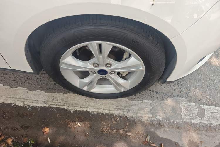 Used Ford Focus 2015 Hatchback 1.6L Automatic Comfort Model Right Front Wheel Hub