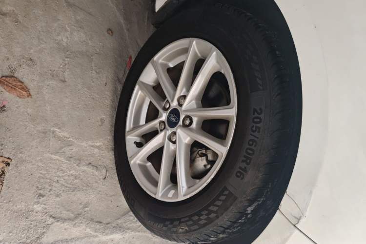 Used Ford Focus 2015 Sedan 1.6L Automatic Trend Model Right Front Wheel Hub