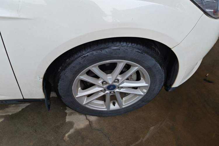Used Ford Focus 2015 Sedan EcoBoost 180 Automatic Elite Model Right Front Wheel Hub