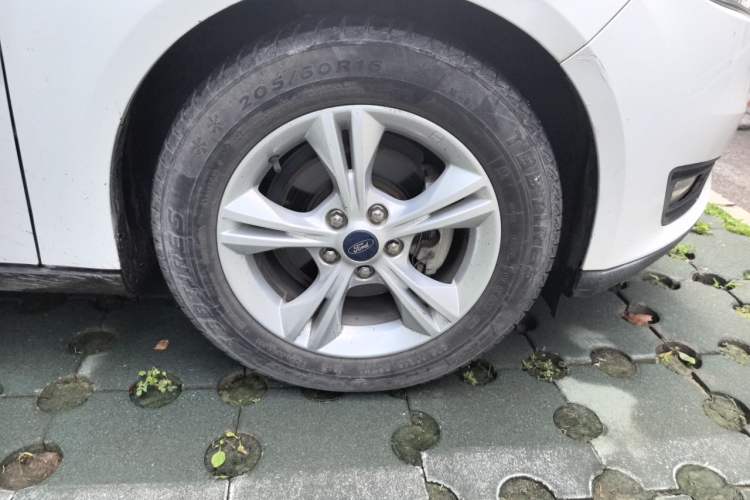 Used Ford Focus 2015 Sedan 1.6L Manual Comfort Model Right Front Wheel Hub