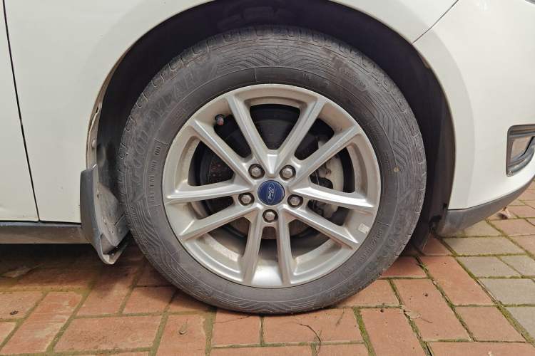 Used Ford Focus 2015 Hatchback 1.6L Automatic Fashion Edition Right Front Wheel Hub