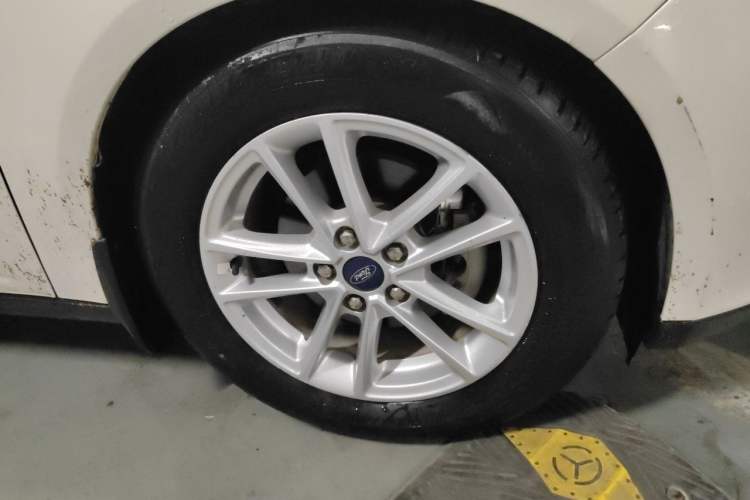Used Ford Focus 2015 Hatchback EcoBoost 125 Automatic Supreme Style Edition Right Front Wheel Hub