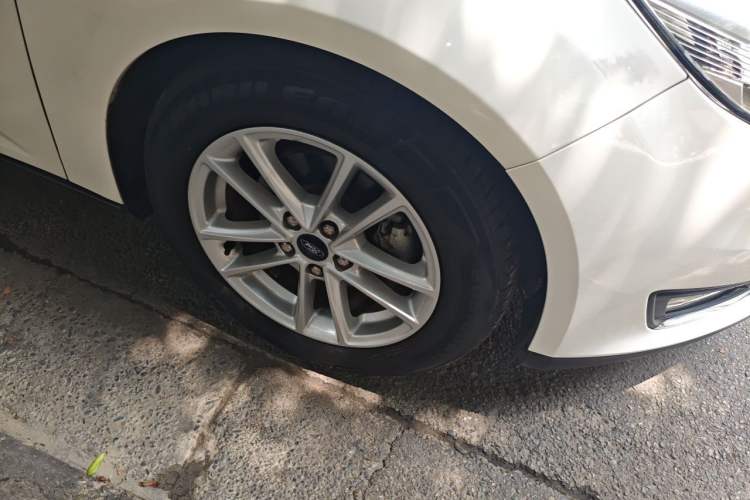 Used Ford Focus 2015 Hatchback EcoBoost 125 Automatic Supreme Style Edition Right Front Wheel Hub