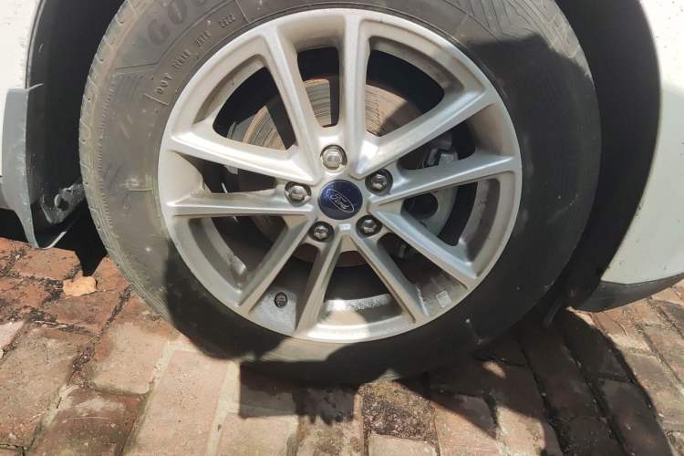 Used Ford Focus 2015 Sedan 1.6L Automatic Trend Model Right Front Wheel Hub