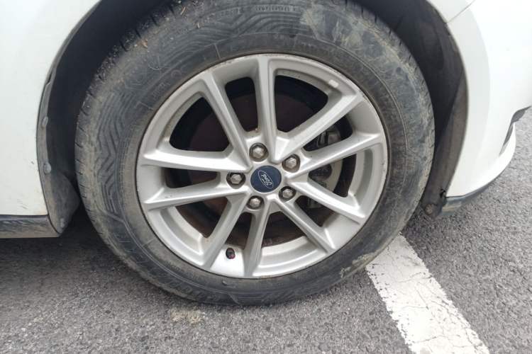 Used Ford Focus 2015 Hatchback EcoBoost 125 Manual – Ultra-Style Edition Right Front Wheel Hub