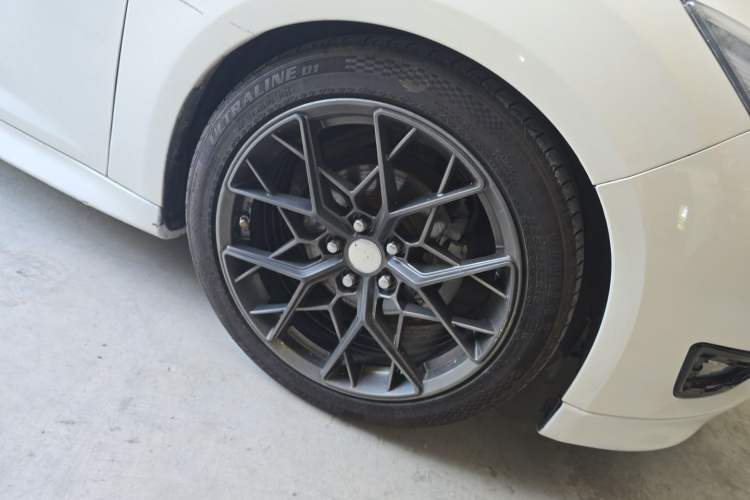 Used Ford Focus 2015 Hatchback 1.6L Automatic Comfort Model Right Front Wheel Hub