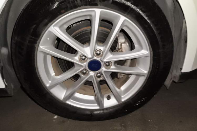 Used Ford Focus 2015 Hatchback EcoBoost 125 Automatic Supreme Style Edition Right Front Wheel Hub