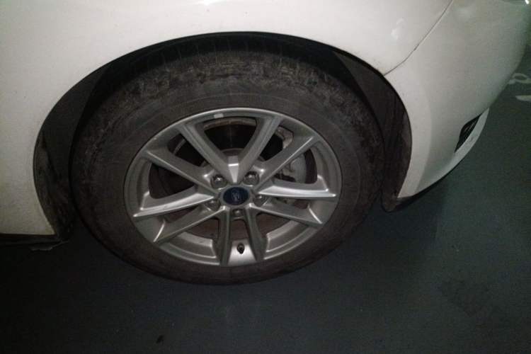 Used Ford Focus 2015 Sedan EcoBoost 125 Automatic Supreme Style Edition Right Front Wheel Hub