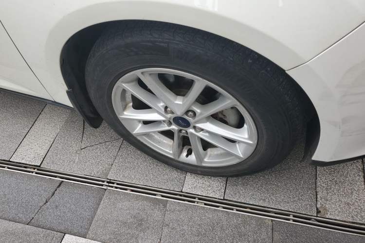 Used Ford Focus 2015 Hatchback 1.6L Automatic Fashion Edition Right Front Wheel Hub