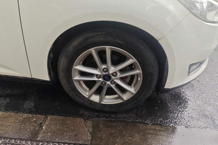 Used Ford Focus 2015 Sedan 1.6L Automatic Trend Model Right Front Wheel Hub