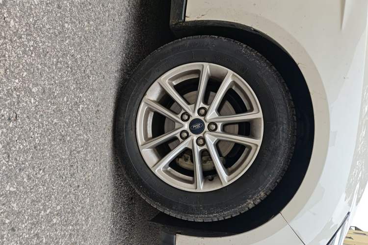 Used Ford Focus 2015 Hatchback 1.6L Automatic Fashion Edition Right Front Wheel Hub