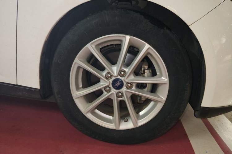 Used Ford Focus 2015 Sedan EcoBoost 125 Automatic Supreme Style Edition Right Front Wheel Hub