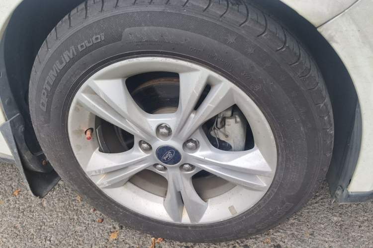 Used Ford Focus 2015 Sedan 1.6L Automatic Comfort Model Right Front Wheel Hub