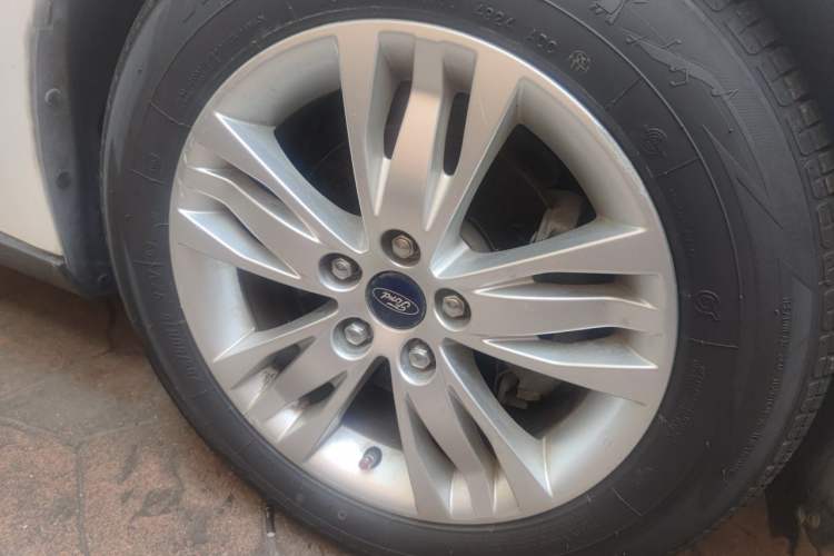 Used Ford Focus 2015 Hatchback 1.6L Automatic Comfort Model Right Front Wheel Hub