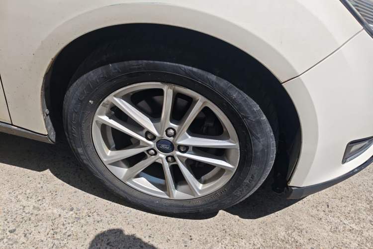 Used Ford Focus 2015 Hatchback 1.6L Automatic Fashion Edition Right Front Wheel Hub