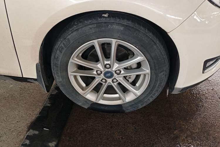 Used Ford Focus 2015 Hatchback EcoBoost 125 Automatic Supreme Style Edition Right Front Wheel Hub