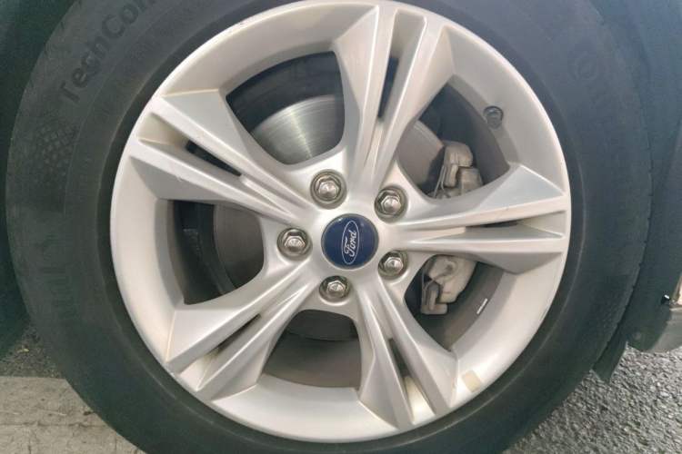 Used Ford Focus 2015 Sedan 1.6L Automatic Comfort Model Right Front Wheel Hub