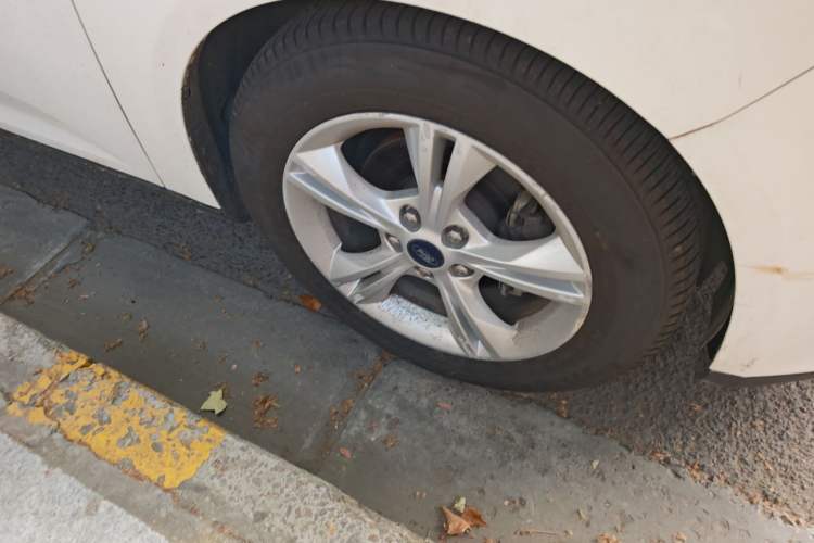 Used Ford Focus 2015 Hatchback 1.6L Automatic Comfort Model Right Front Wheel Hub