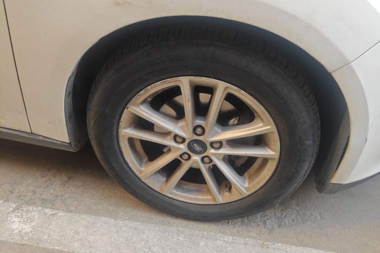 Used Ford Focus 2015 Hatchback EcoBoost 125 Automatic Supreme Style Edition Right Front Wheel Hub