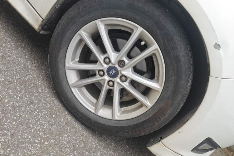 Used Ford Focus 2015 Sedan EcoBoost 180 Automatic Elite Model Right Front Wheel Hub