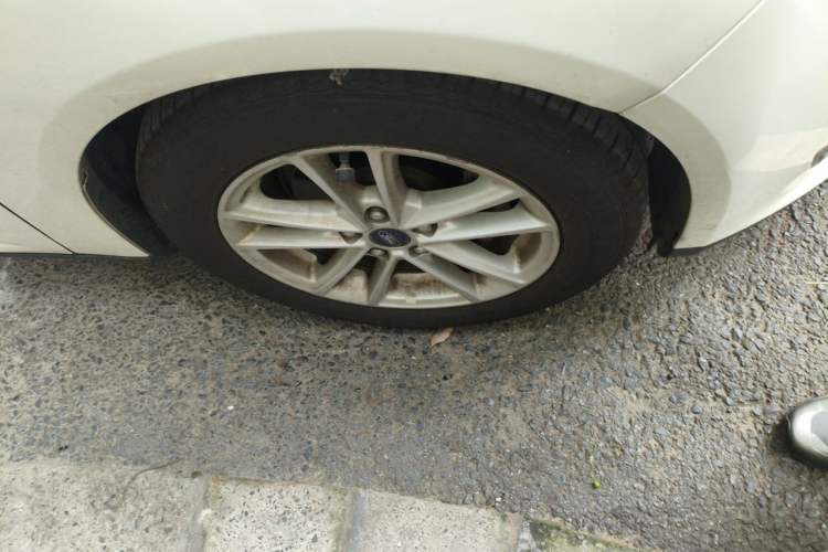 Used Ford Focus 2015 Sedan EcoBoost 180 Automatic Elite Model Right Front Wheel Hub